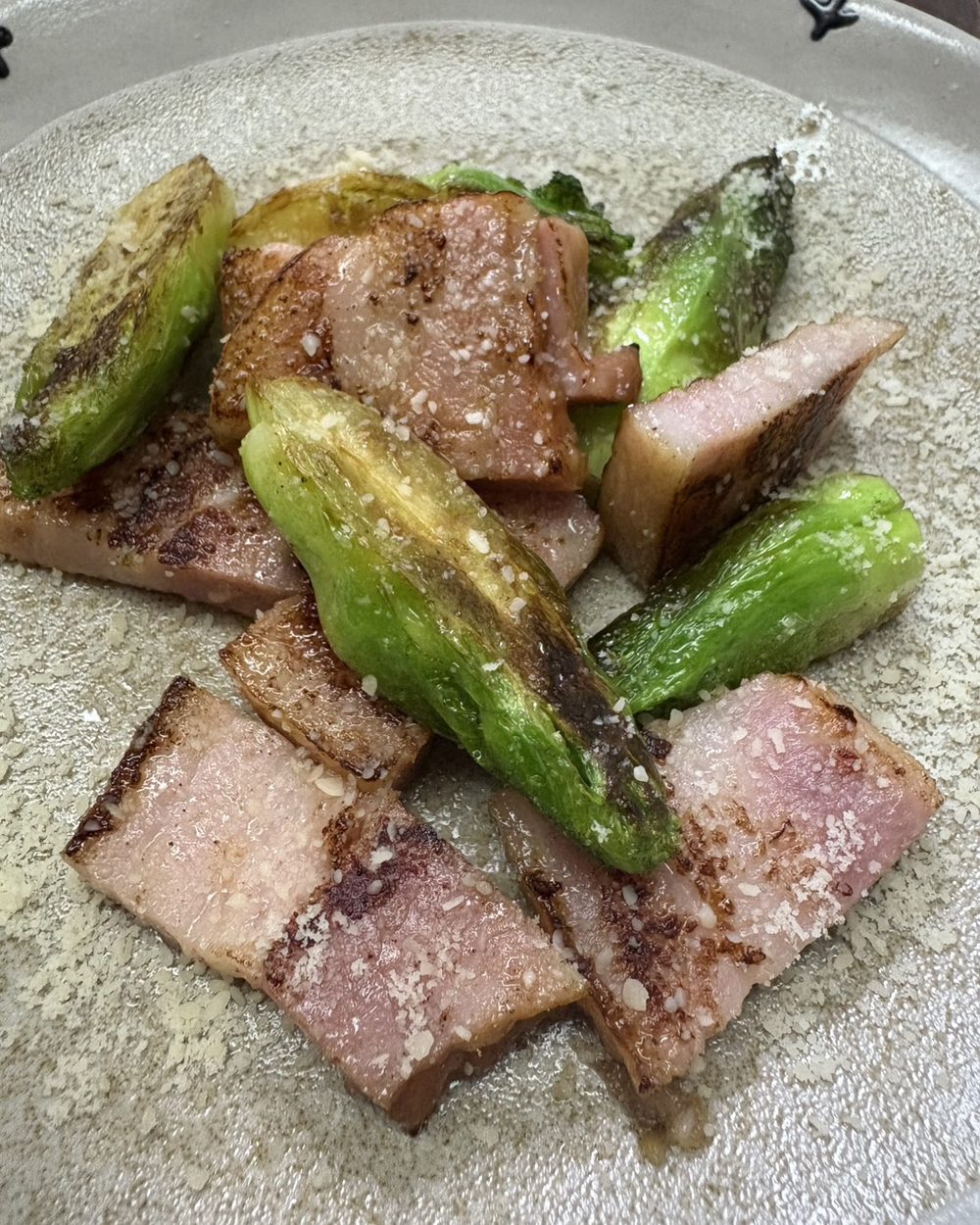 牛のたたき、山椒の葉添え