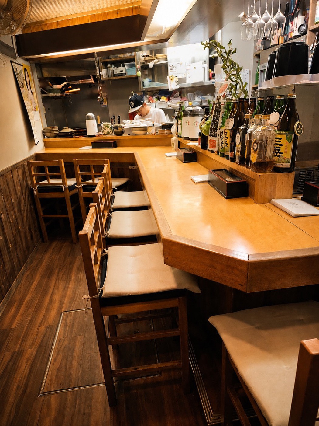 変幻自在 店内のL字カウンター 10席
